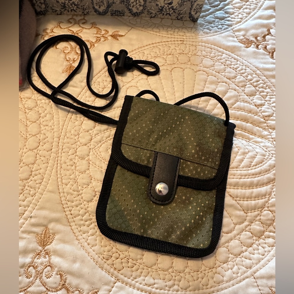 Travel mate V3 Crossbody Pouch by Heys travel